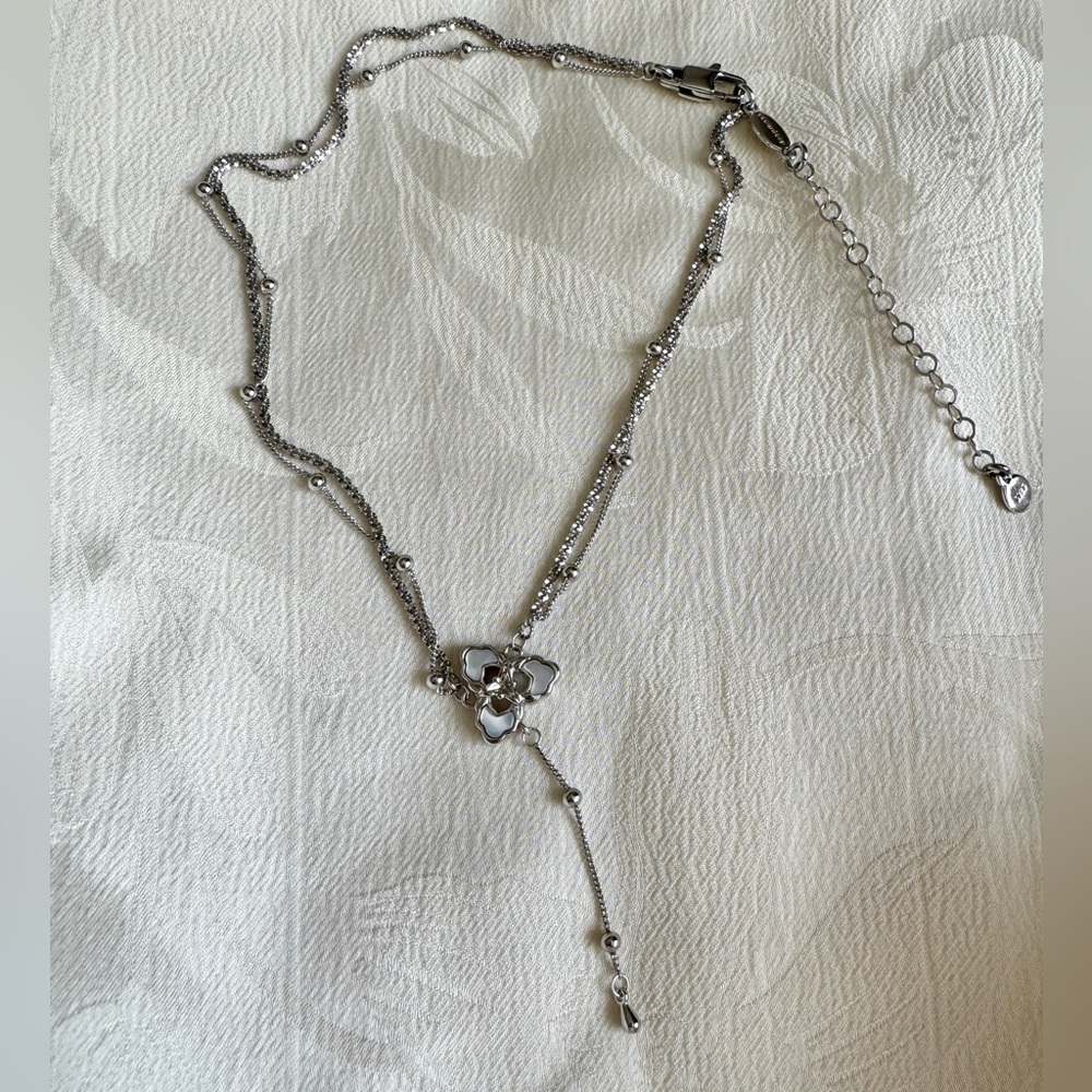 Sliver flower-shaped necklace